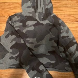 Hollis yet camo cropped hoodie